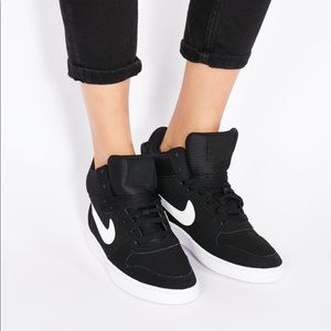 Nike Court Borough Mid
